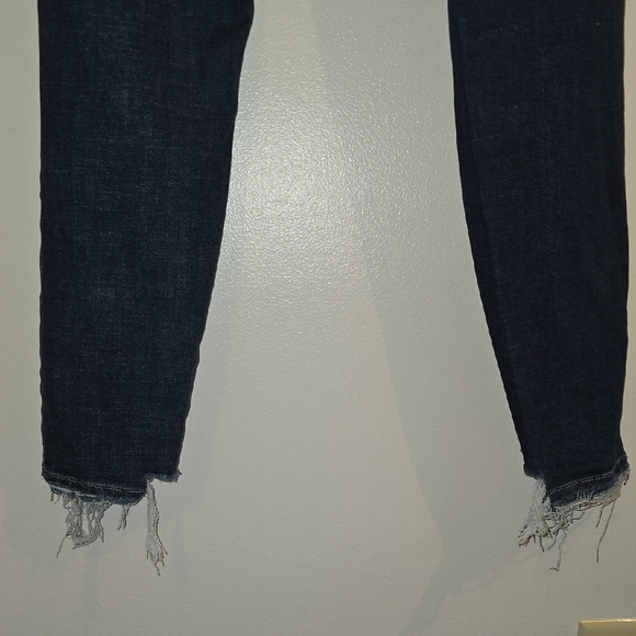 Trendy Distressed Skinny Jeans in Dark Blue - Picture 4 of 7